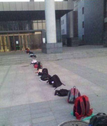 临近考试考研,某大学图书馆门口的清晨自习排